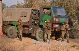 Hai tên khủng bố vẫn ẩn náu trong căn cứ không quân Ấn Độ